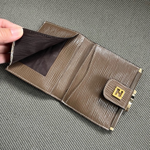 Authentic Rare Excellent Condition Fendi Zucchino Patent Leather KissLock Wallet - Picture 5 of 13